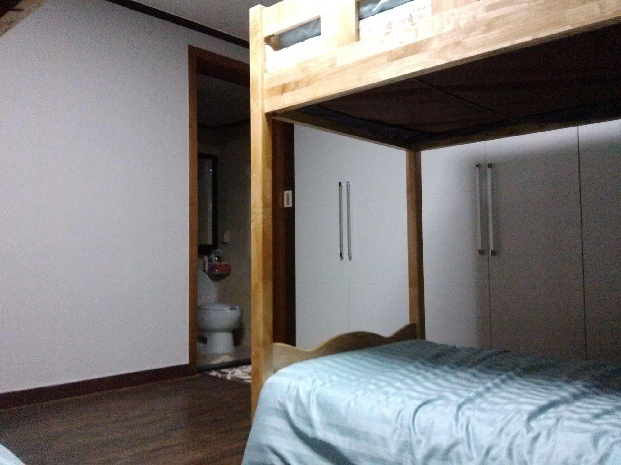 K Star Road Guesthouse - Hostel Seoul Exteriör bild